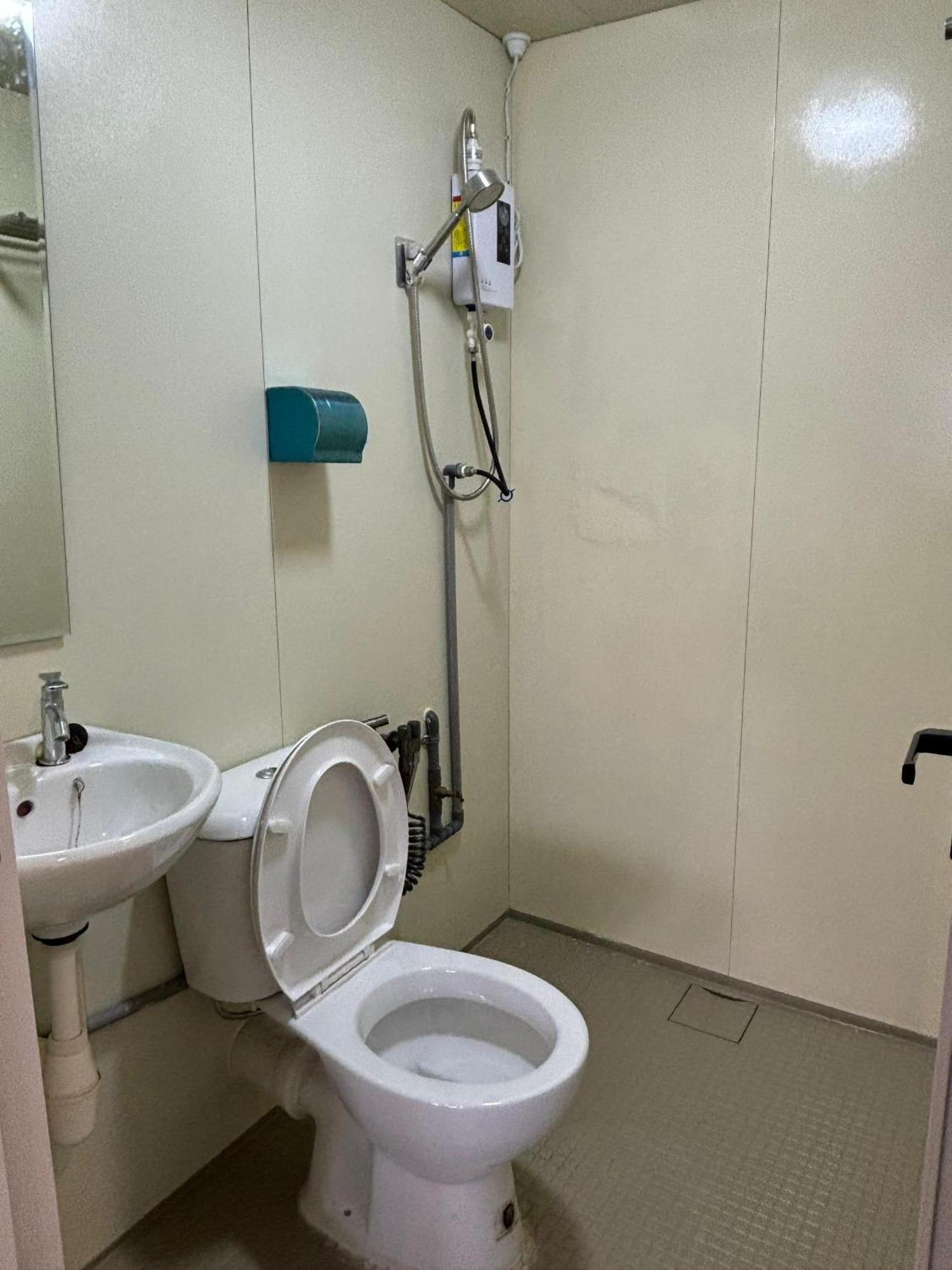 5 Minutes Airport Lodge Kampong Patagas Екстер'єр фото