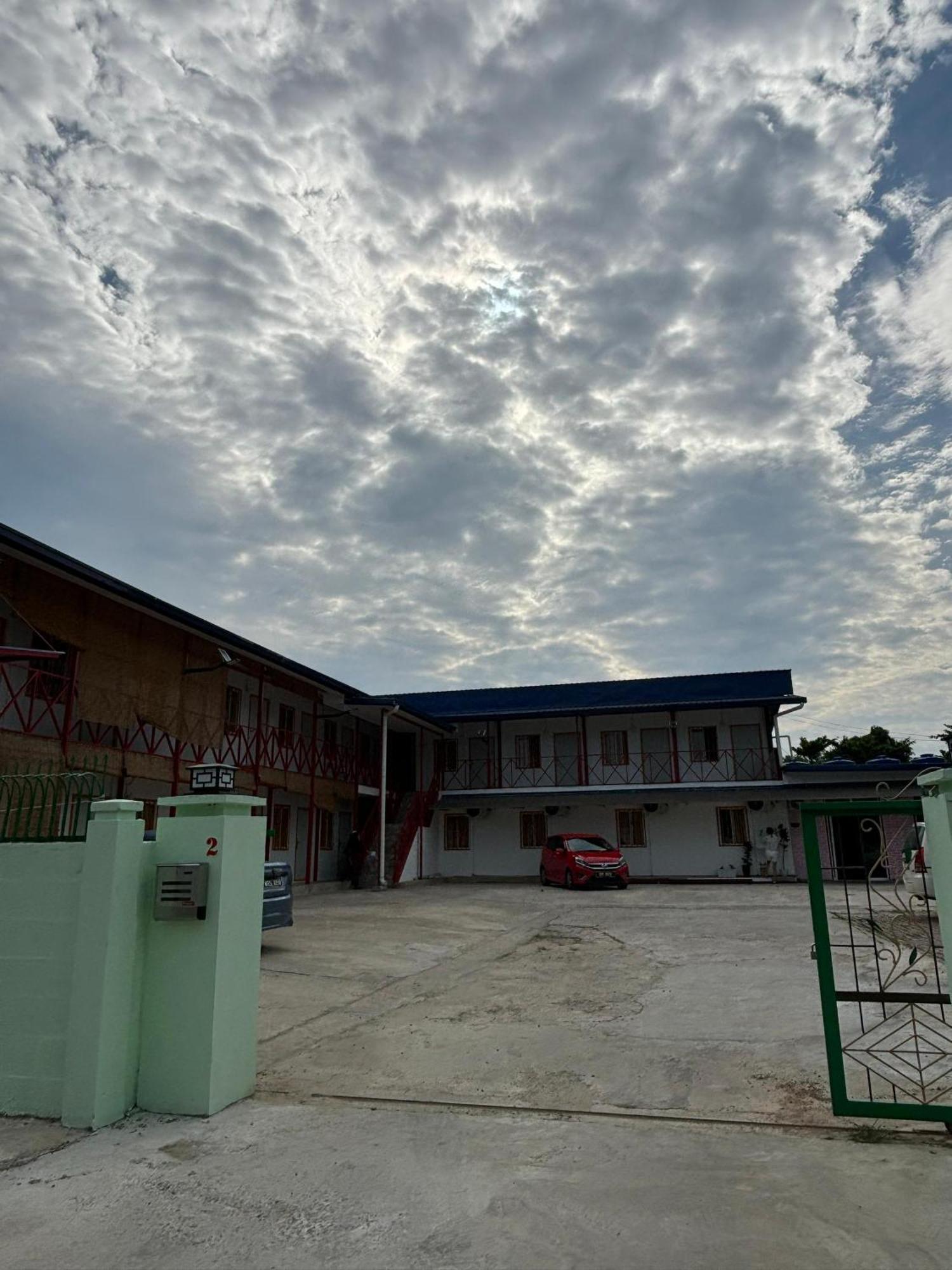 5 Minutes Airport Lodge Kampong Patagas Екстер'єр фото