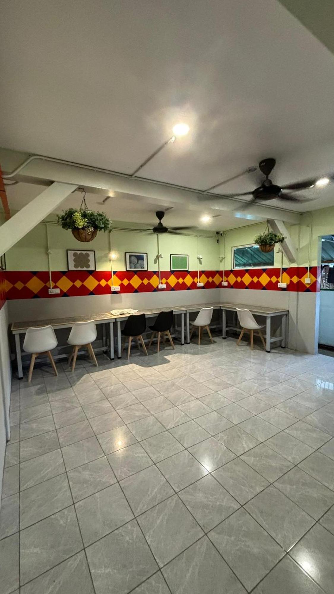 5 Minutes Airport Lodge Kampong Patagas Екстер'єр фото